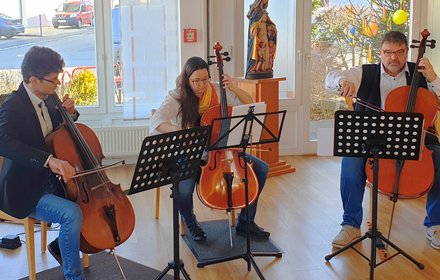 Drei Cellisten spielen im Haus für Senioren