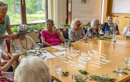 Kräuterboschenbinden im Seniorenzentrum Carl-Joseph 
