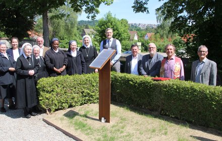 Segnung von zwei Stelen auf dem Hedinger Friedhof