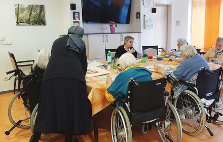 Bewohner:innen der Pflegeresidenz Vinzenz von Paul in Tübingen gestalten Hungertuch 