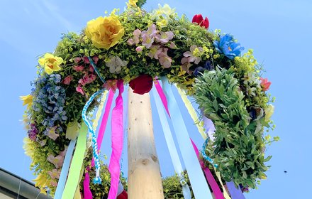 Ein besonderer Maibaum in Langenenslingen im Haus für Senioren